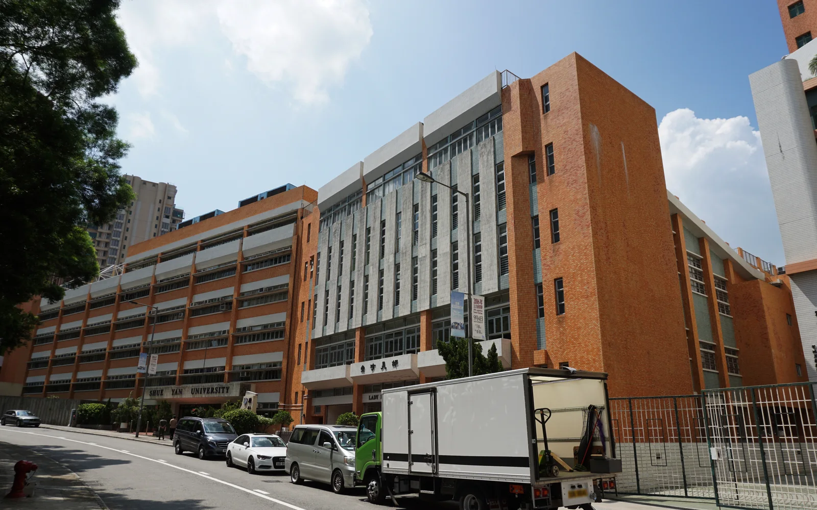 香港樹仁大學：北角寶馬山主校園・主教學大樓入口校園實景